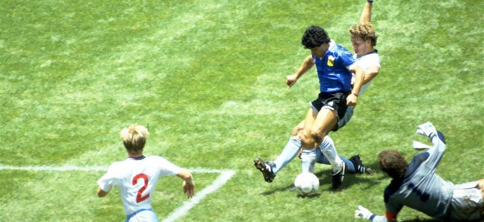 Diego Armando Maradona ha saltato il portiere inglese Shilton e sta per segnare il gol più bello della storia del calcio Diego Armando Maradona ha saltato il portiere inglese Shilton e sta per segnare il gol più bello della storia del calcio